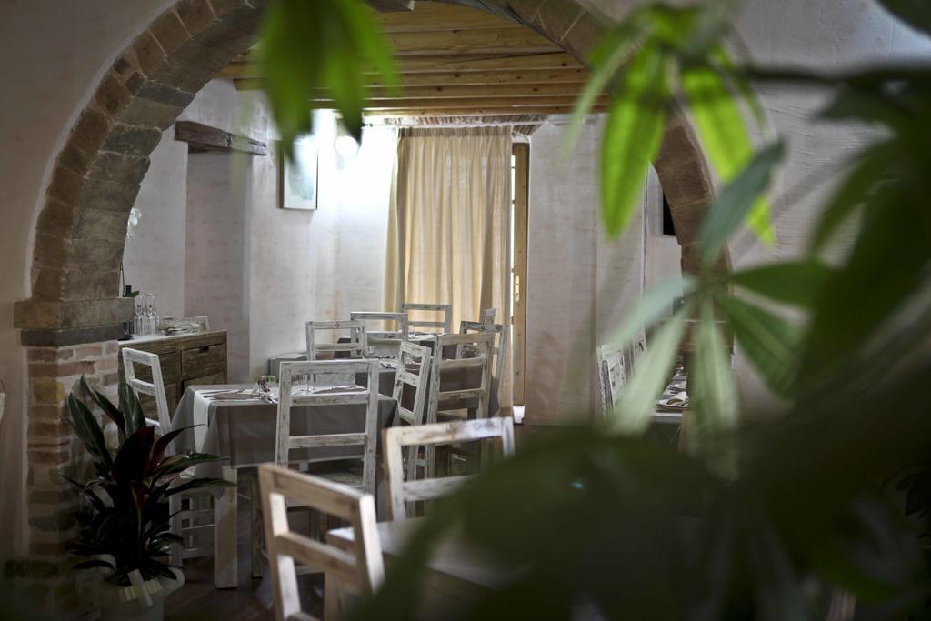 Abas Ristorante Pizzeria Affittacamere Ales Exteriör bild